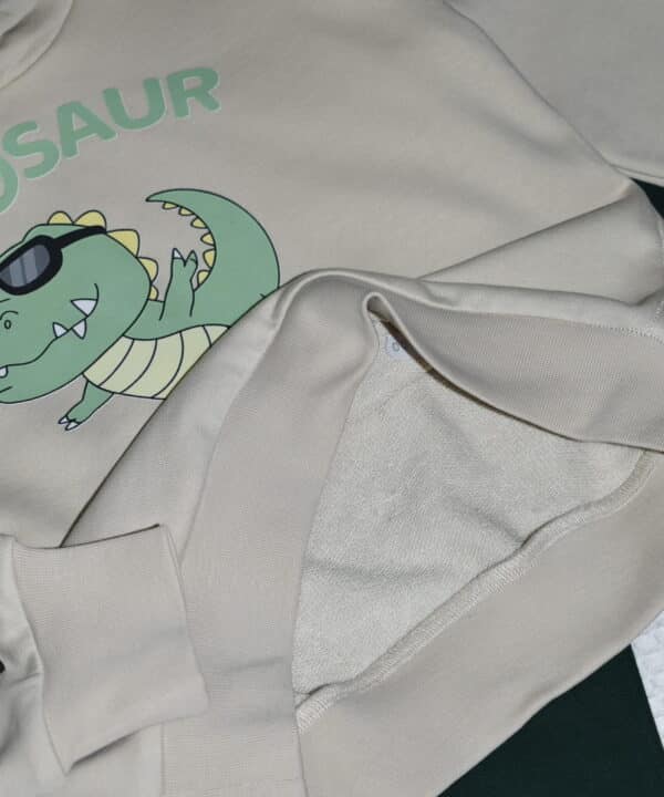 Ensemble Jogging à Capuche “Dinosaur Skate” – Beige & Vert Foncé – Image 4