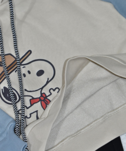 Alternative view of Ensemble bébé à capuche – Sno-opy & Amis – Beige, Bleu Ciel & Noir