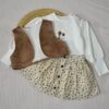 Ensemble fille “Douceur Bohème” – Sweat crème, jupe fleurie & gilet moumoute – 3 Pièces