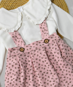 Un ensemble chic et confortable alliant la noblesse du velours (Gatifa) et la douceur du molleton non gratté. Parfait pour un look quotidien élégant ou pour une petite fête. Composition : Jupe salopette à fleurs et Pull blanc à col volanté. Matière : Velours souple et Molleton léger (French Terry).