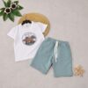 Ensemble Été – T-shirt blanc "Adventure" et Short vert d'eau