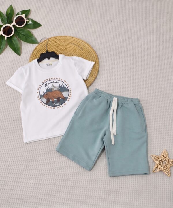 Ensemble Été – T-shirt blanc "Adventure" et Short vert d'eau