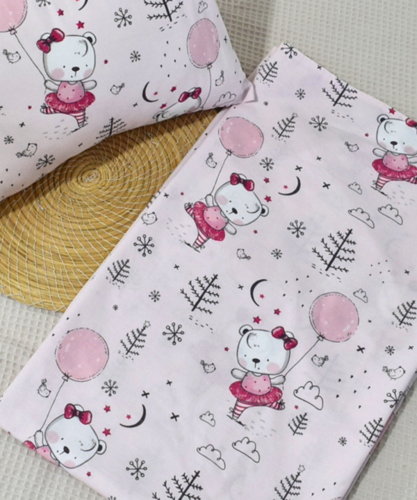 Craquez pour notre pack parure de lit bébé fille 3 pièces 100% coton au motif oursonne et ballon rose. Inclus : Drap (mala7fa) 110x140cm, taie et coussin.