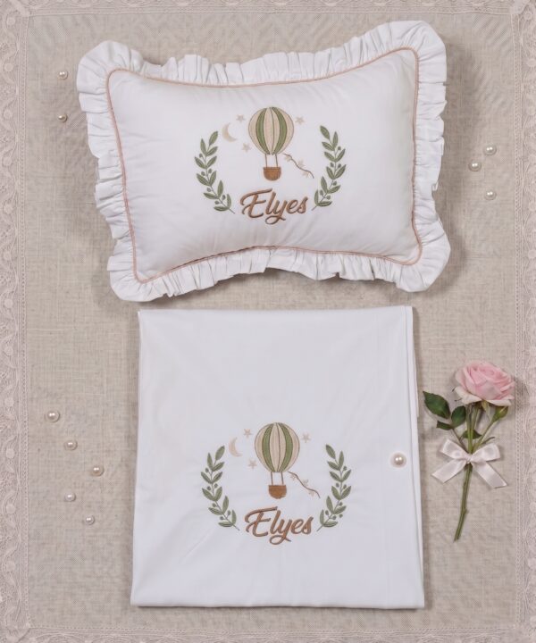 Parure de Lit Bébé Personnalisée – Drap & Coussin  Modéle "ELyes"