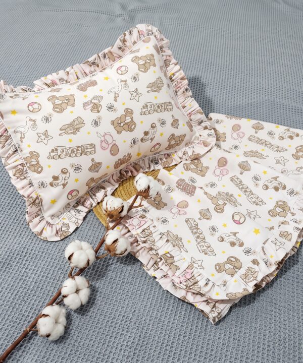 Parure de Lit Bébé Pur Coton à Volants – Motif Oursons, Trains et Jouets