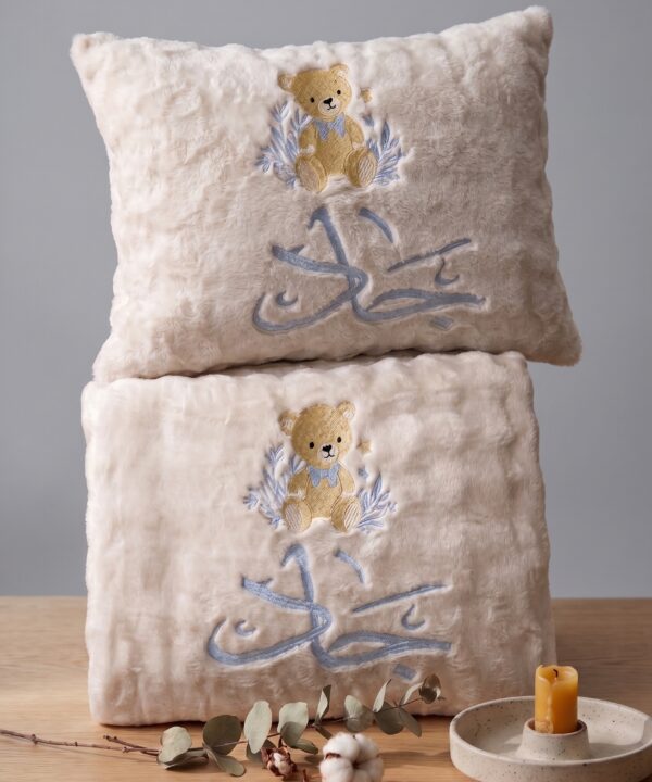 Pack Douceur Personnalisé  Modéle JAD – Plaid Polaire & Coussin Brodé Bébé