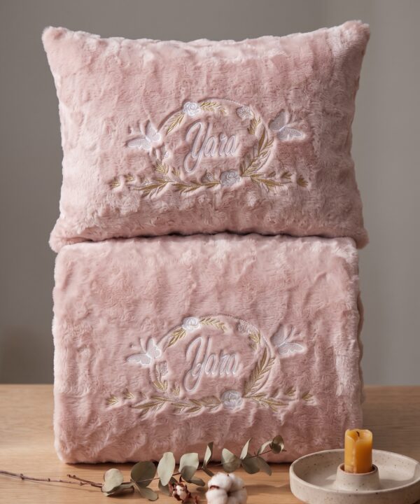 Pack Douceur Personnalisé  Modéle YARA – Plaid Polaire & Coussin Brodé Bébé